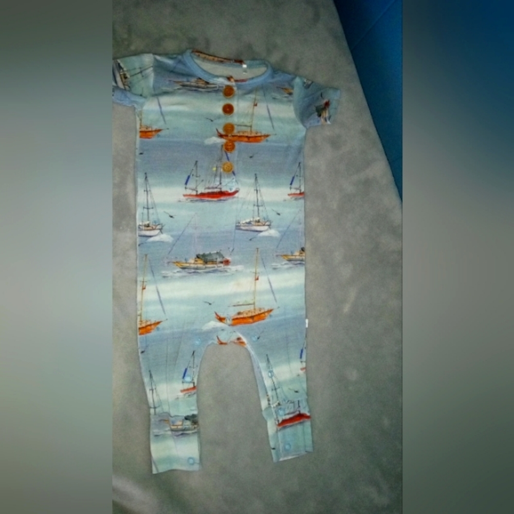 ⛵POSH PEANUT Rare Romper